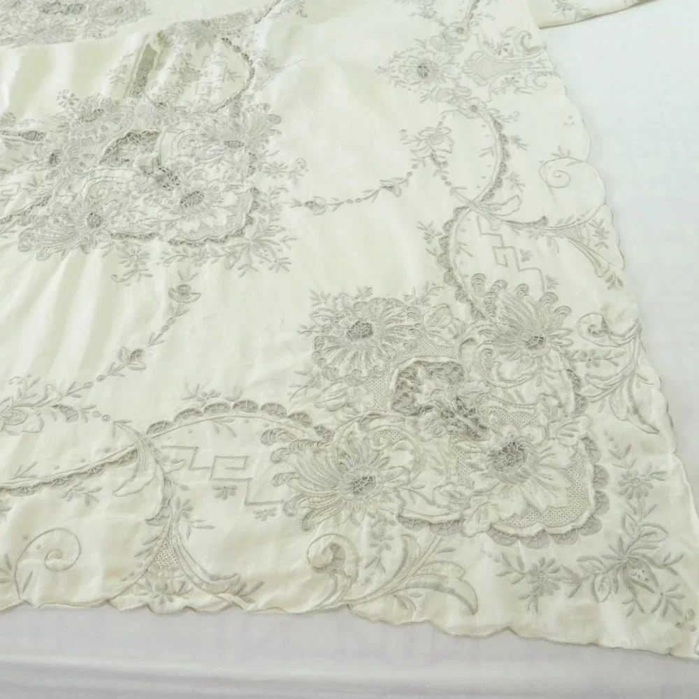 Vintage Madiera Embroidered Tablecloth Large Cutwork Lace Cream Floral 98 x 62